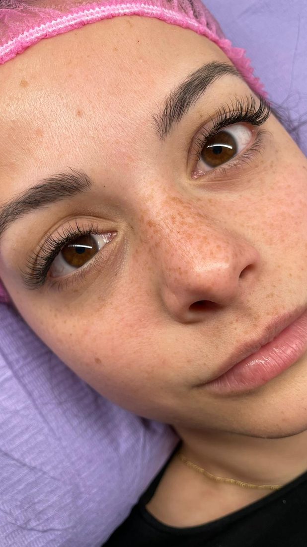 Eli · especialista en pestañas y cejas